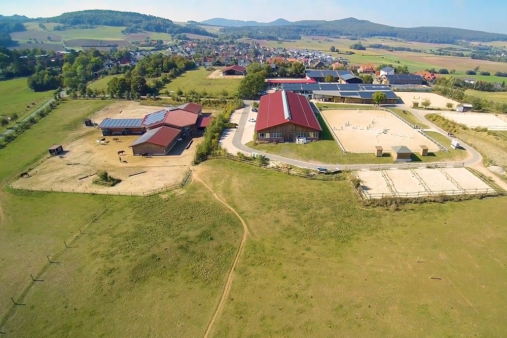 Anlage Reitstall Pavel von oben unter sonnigem Himmel