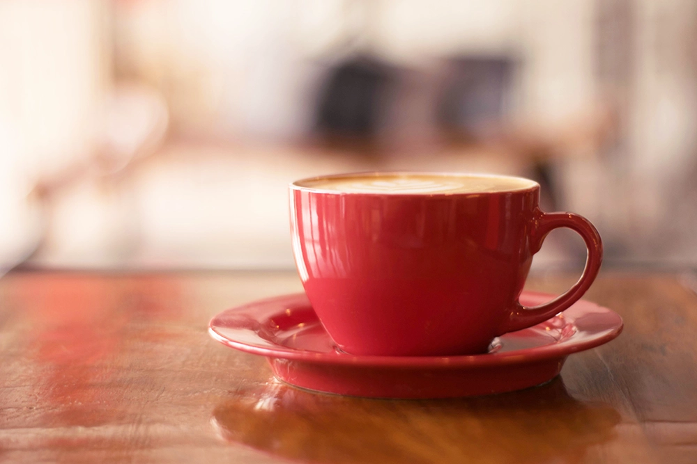 Eine Kaffeetasse aus roter Keramik