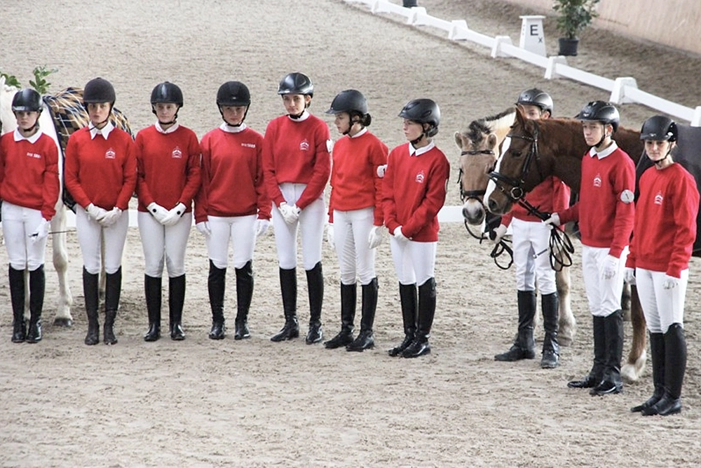 Gruppenfoto von Reitschülerinnen und Reitschülern in Turnierkleidung