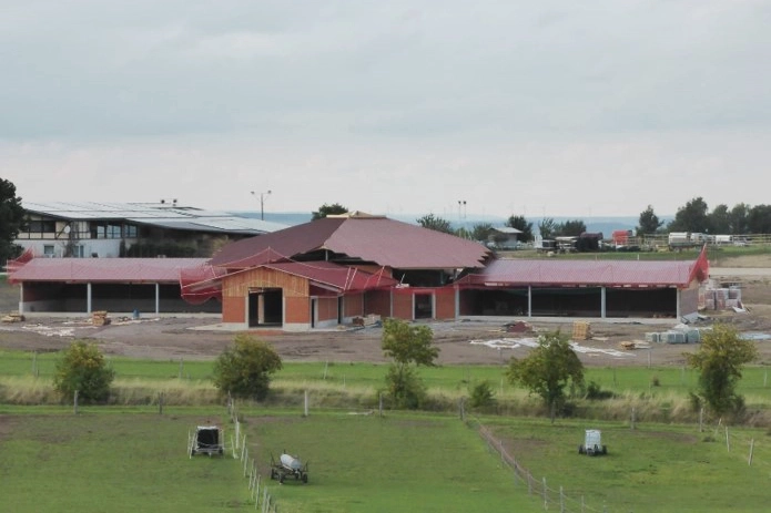 Im Bau befindliches Aktivstallgebäude