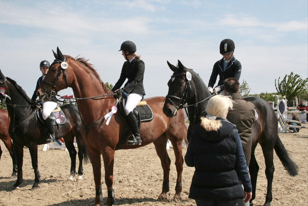 Dressurreiterinnen auf Pferden bei Wettbewerb